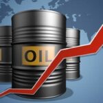 Asian Equities Diverge as Oil Rebounds on U.S. Move Against Venezuelan Tankers