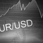 Euro Tries to Hold Gains Ahead of ECB Decision