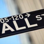 Wall Street Falls Early as Tech Selloff Deepens