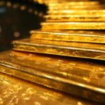 Gold Edges Up on Fed Uncertainty, Weaker Dollar
