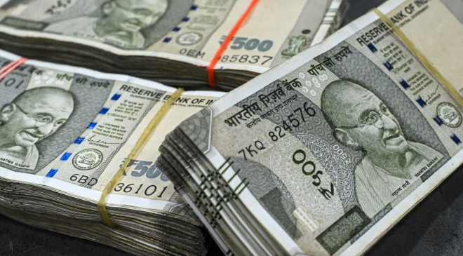 Rupee Extends Gains as Softer Dollar Offsets Oil
