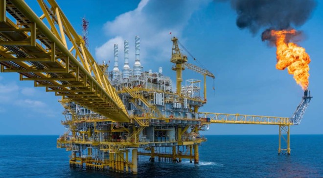 Oil Nears $100, Spurring Portfolio Stress Tests Across Sectors
