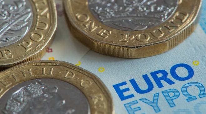 Euro Holds Tight Range vs Pound Prior to Fresh Catalysts