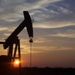 Oil rises on positive U.S. data